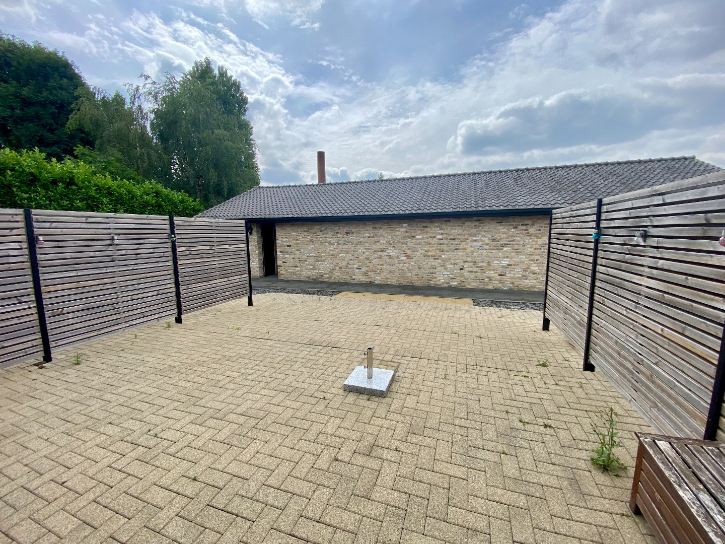 Gelijkvloers appartement met 2 slaapkamers, garage en groot terras op centrale ligging! 