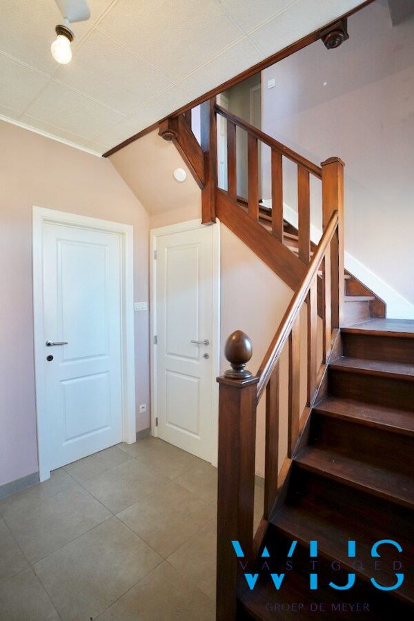 Zeer ruim en stevig woonhuis MET garage te Rieme ! 