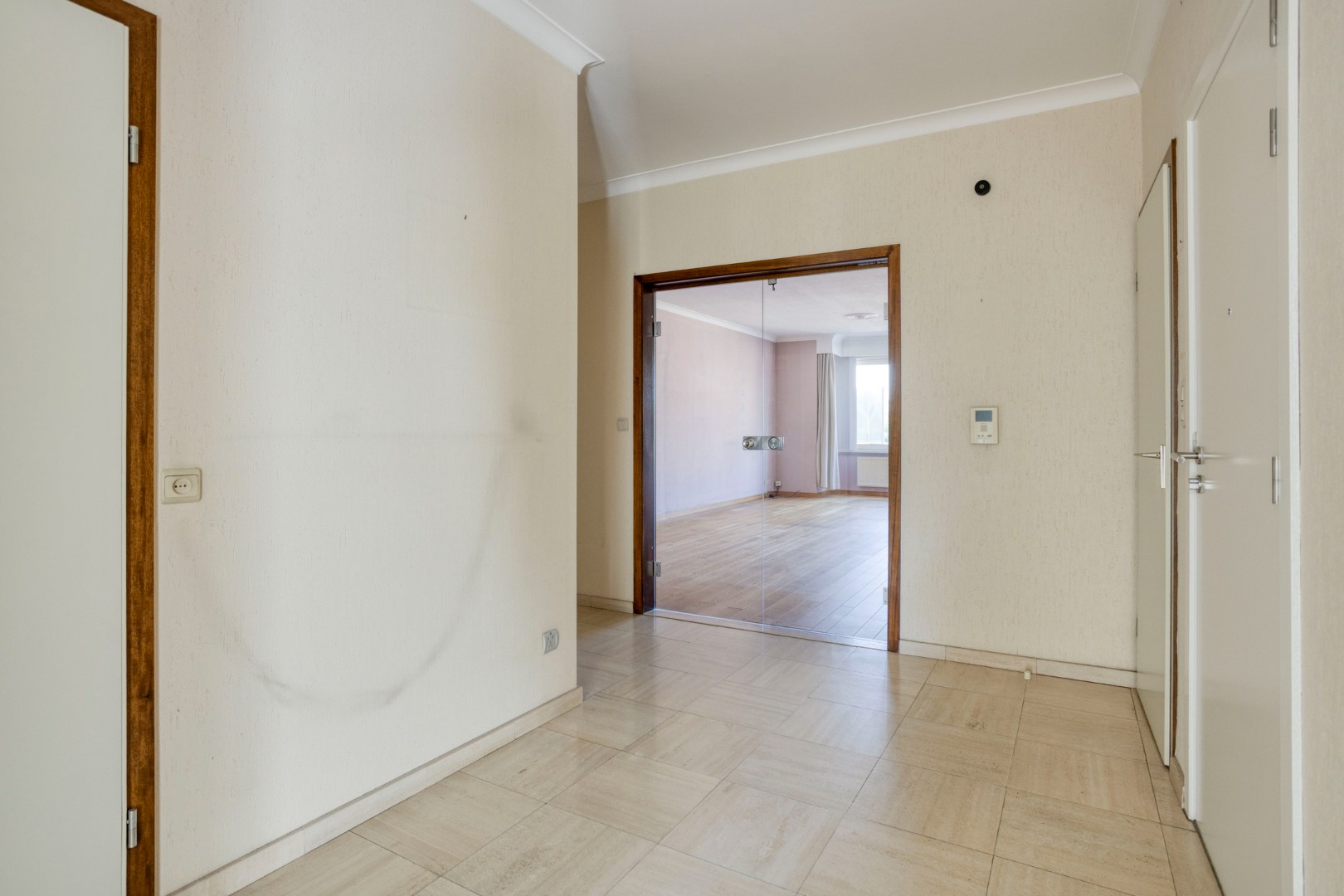 Inkomhal met doorgang woonkamer