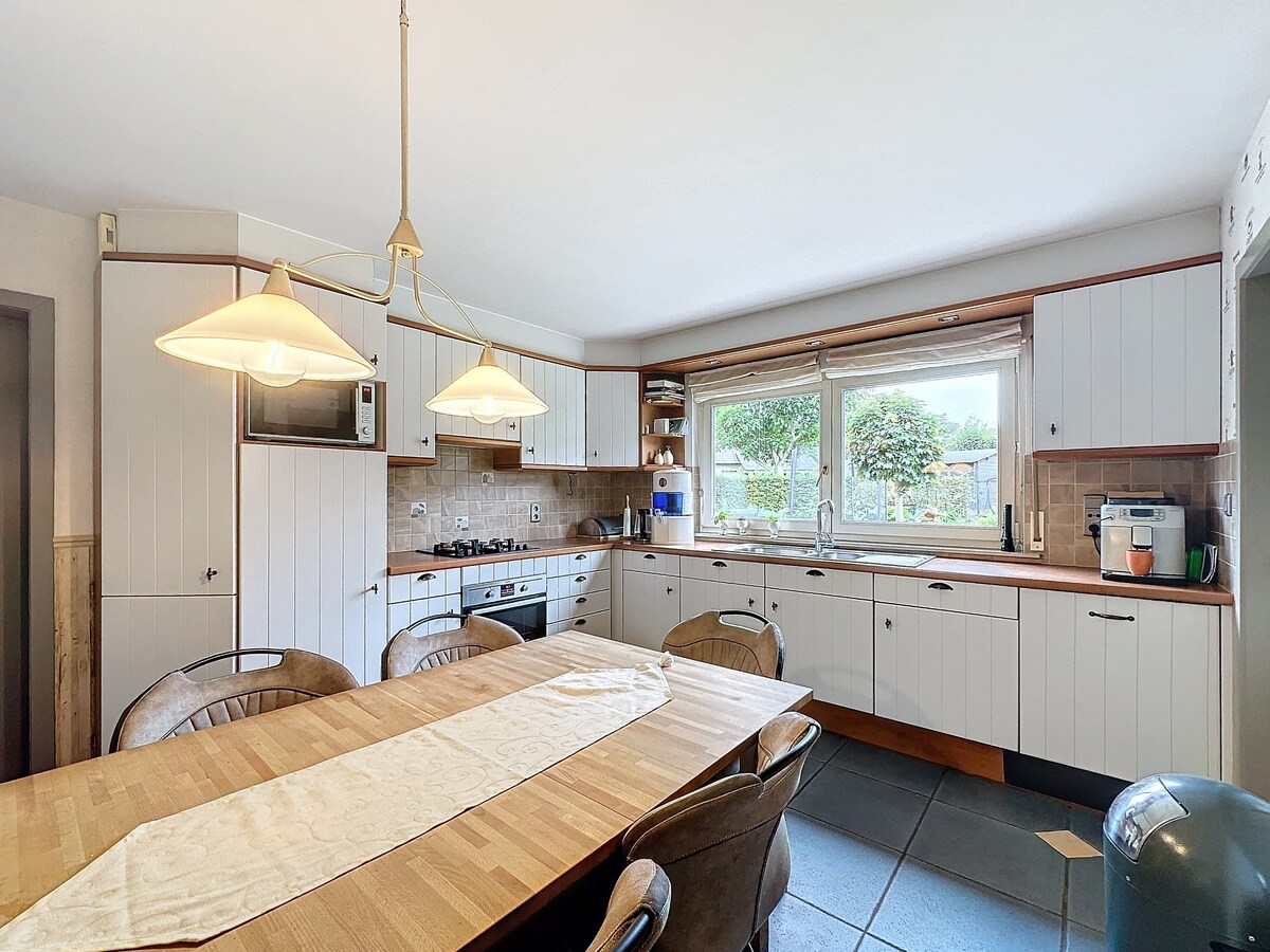 Deze woning is gelegen in Kaulille, een deelgemeente van Bocholt, in een doodlopende straat met een gezellig pleintje. 