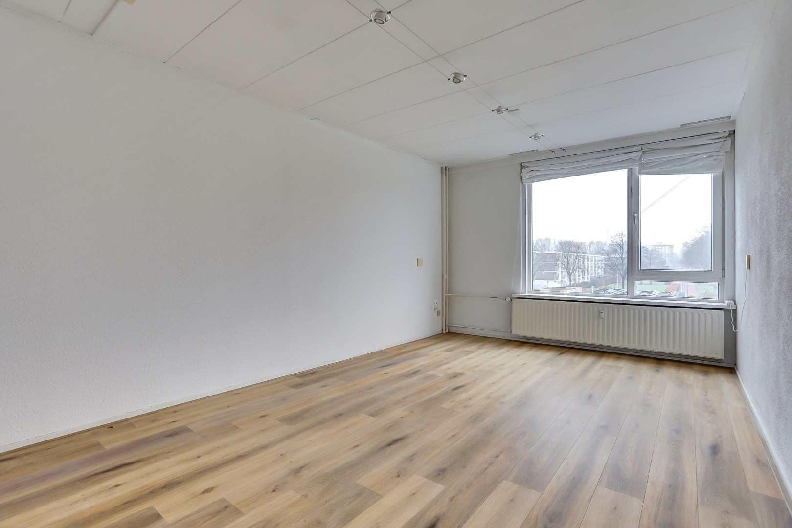 3-kamer appartement op de derde verdieping met balkon op het oosten en een berging van 13 m² in de onderbouw. 