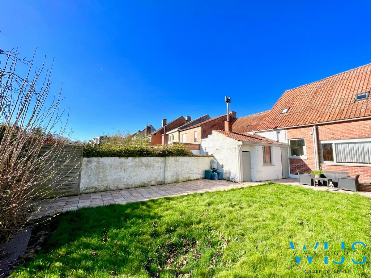 Te renoveren woonhuis in het dorp van Boekhoute ! 