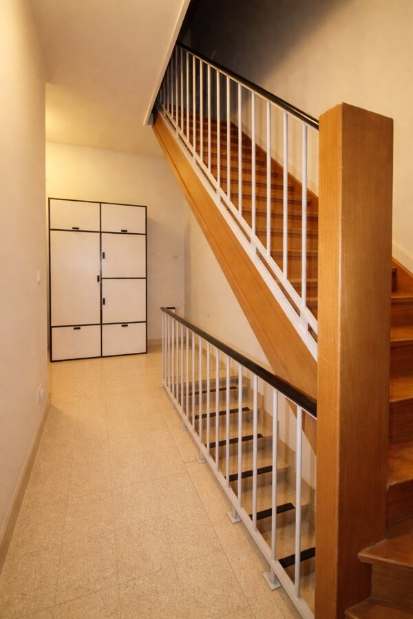 Uitzonderlijk ruim duplex appartement met extra zolderverdieping, tuin en dakterras op topligging in het centrum van Sint-Niklaas! 