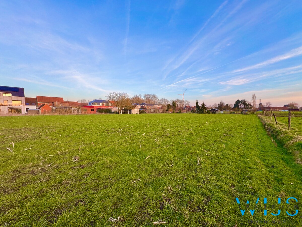 Interessant te renoveren woonhuis met 4.133 m² grond in het centrum van Wippelgem! 