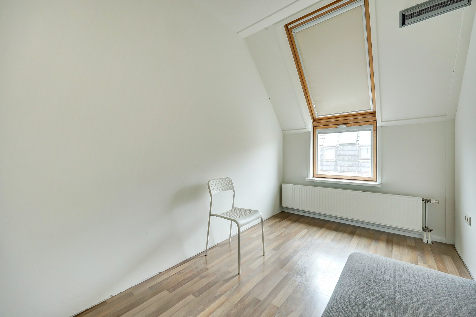 In de jonge woonwijk Nesselande in deelplan Haag en Park gelegen 5 kamer tussenwoning met houten berging en parkeerplaats op 131 m² eigen grond. 