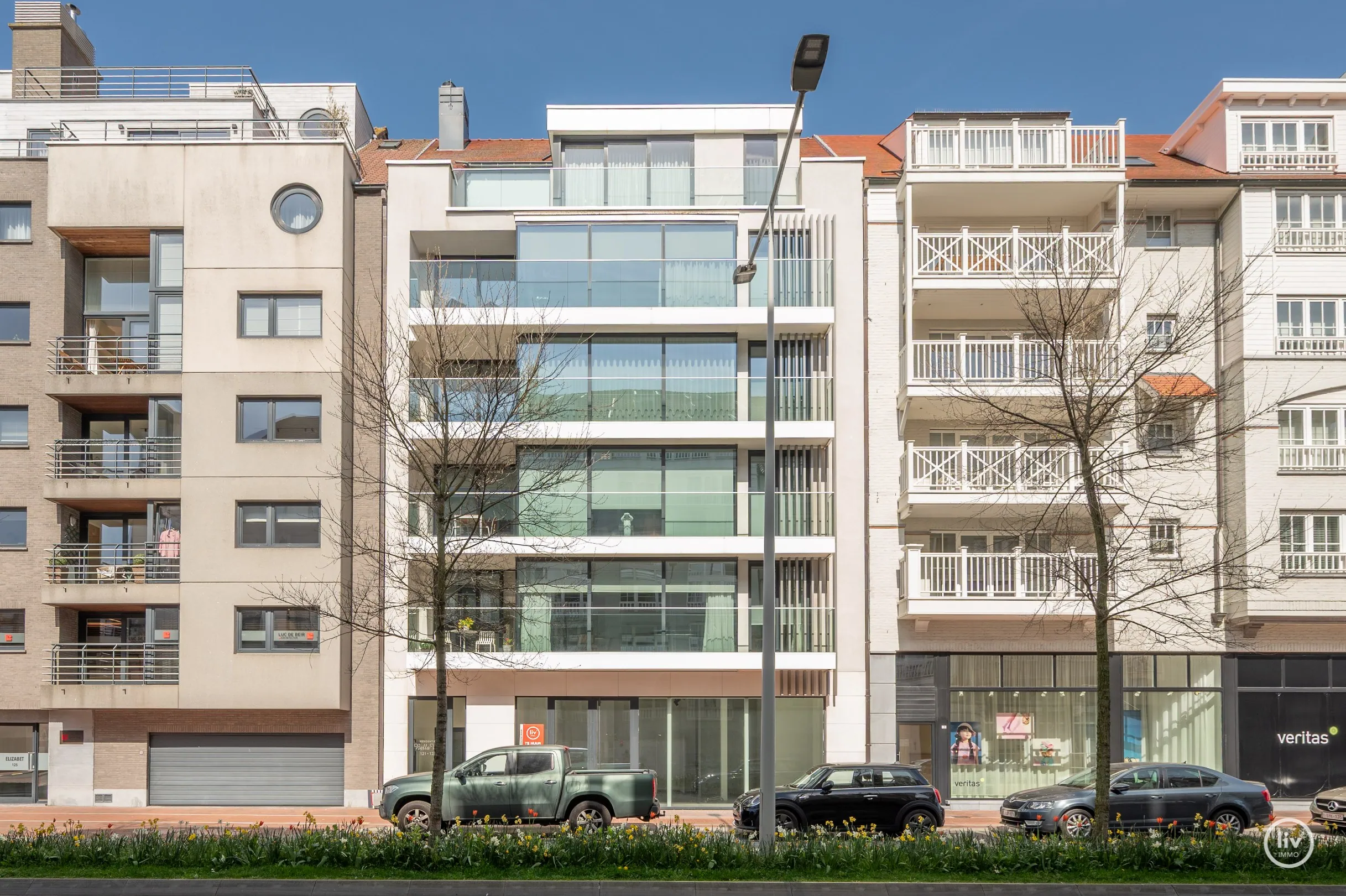 Instapklaar 3-kamer appartement (2016) centraal gelegen nabij Zeedijk en Lippenslaan. 