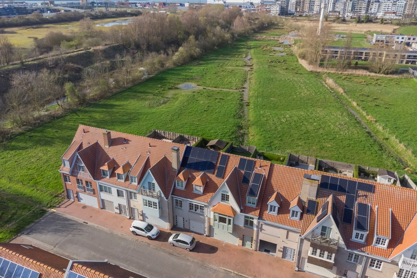 Rustig gelegen gezinswoning met zicht op natuurgebied, tuin en garage voor 2 wagens. 