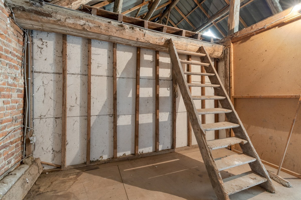 Mogelijkheid om te splitsen in 2 woningen - Half open bebouwing (hoeve) met 5 slaapkamers, tuin, terras en zeer ruime garage in Oorbeek (Tienen)! – EPC 730 kWh/m² - bewoonbare opp. 195 m² 