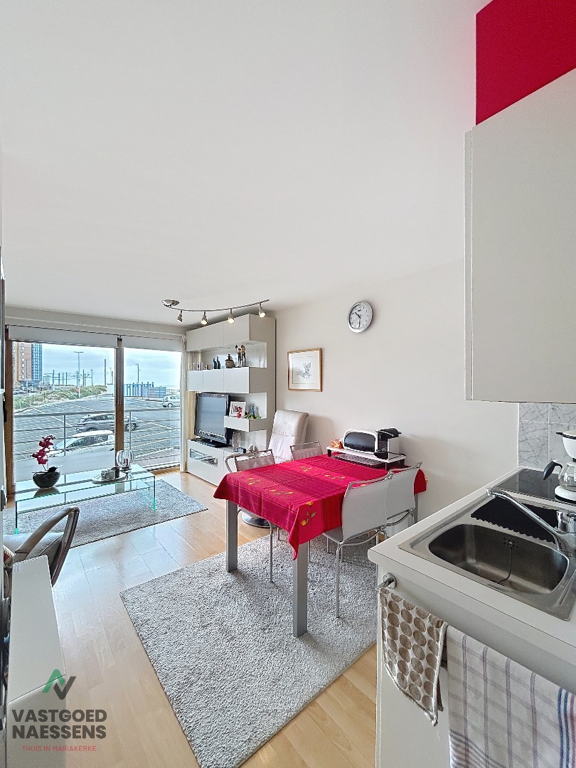 Studio prêt à emménager avec beaucoup de lumière naturelle et vue sur la mer. 