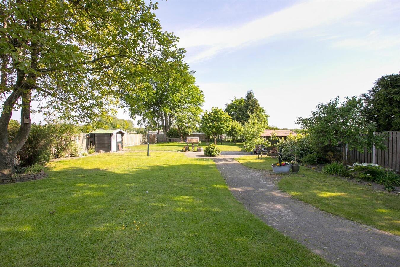 Gemoderniseerd vrijstaand landhuis met veel authentieke elementen en met riet afdekte kap, op een perceel van 1383 m2 grond aan de Heijerstraat 15 te Westerhoven. 