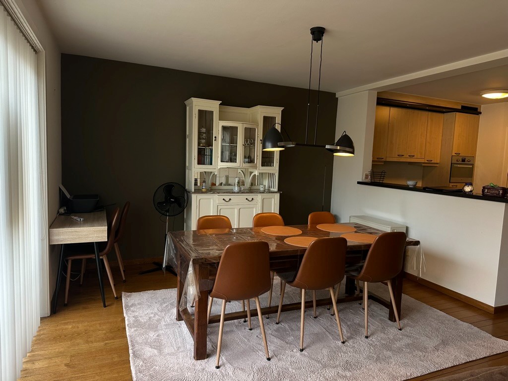 Gemeubeld appartement met twee slaapkamers en garage 
