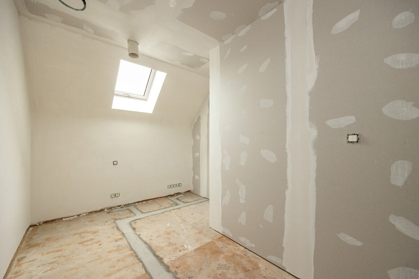 Vernieuwbouwwoning met ruim nieuwbouwmagazijn van 155 m² 