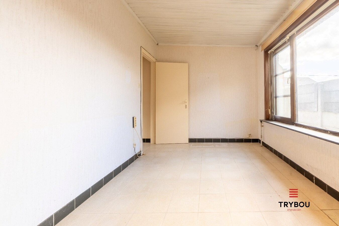 Gelijkvloerse woning met 2 garages in het centrum van Houthulst 