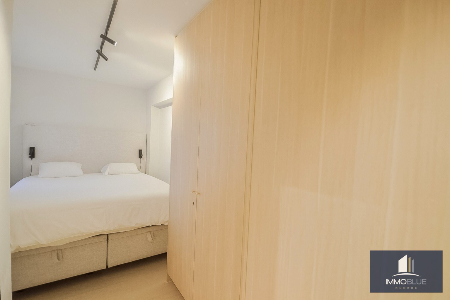 Appartement élégant entièrement rénové, à distance de marche de la mer et du centre commercial. 