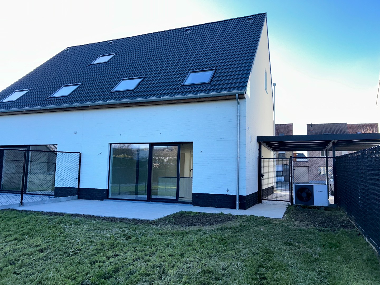 Stijlvolle halfopen, afgewerkte nieuwbouwwoningen 