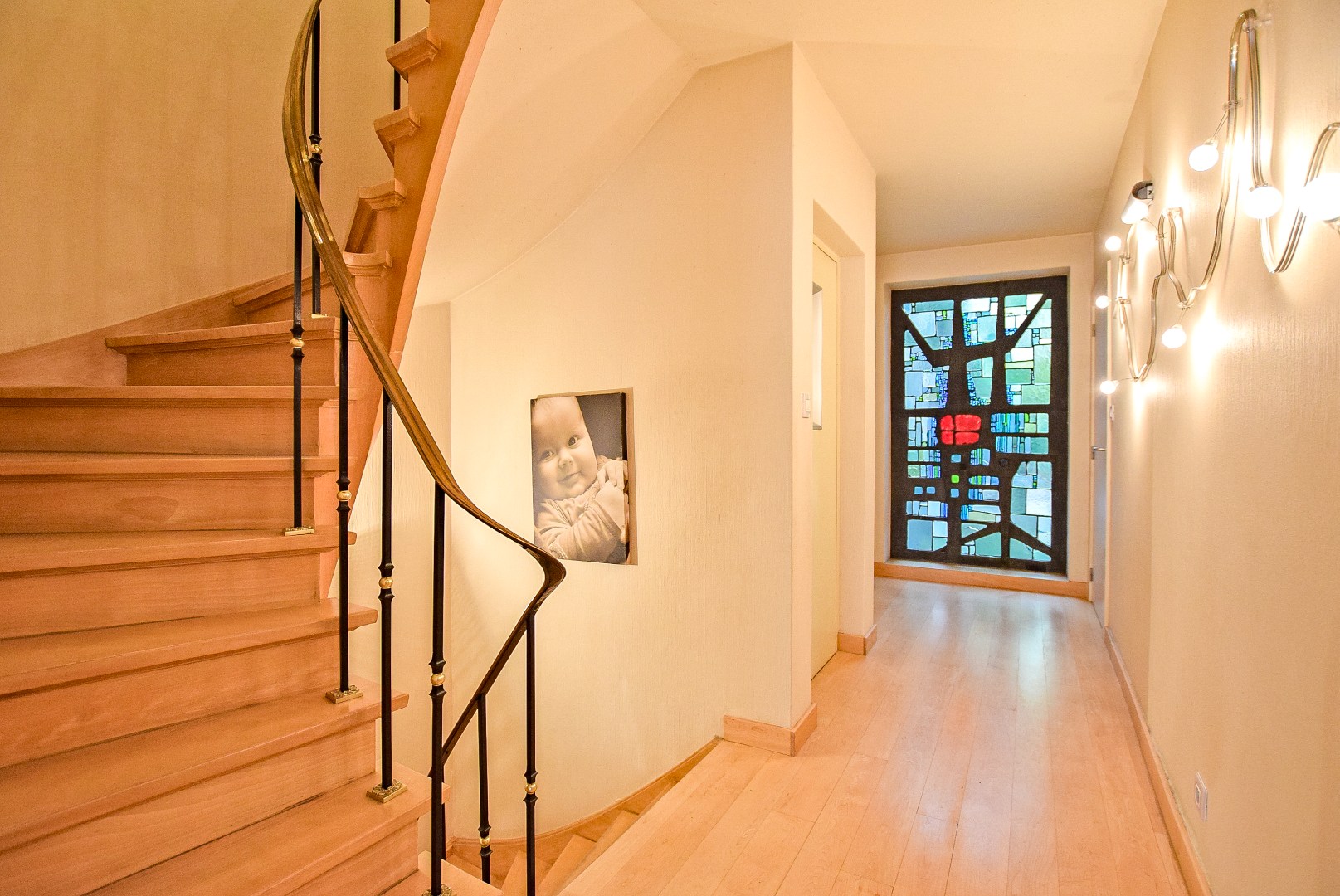 Kwalitatief afgewerkte woning met handelsruimte (536m² bewoonbaar) op een toplocatie. 