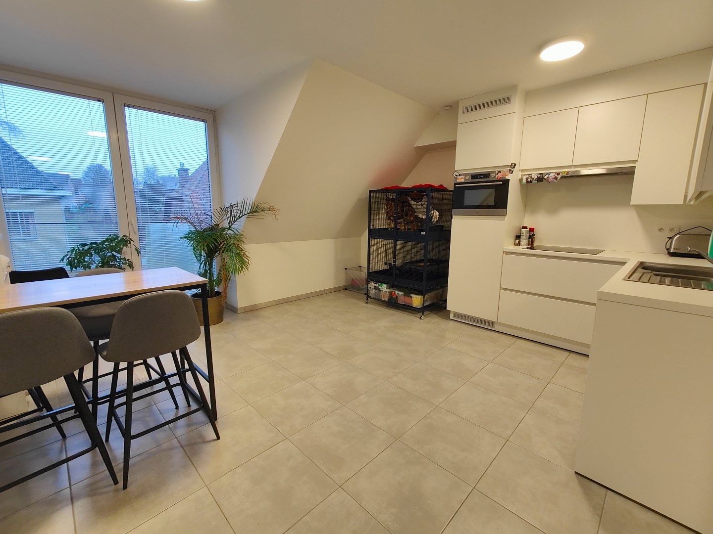 Volledig afgewerkte duplex met 2 slaapkamers en een private autostaanplaats 