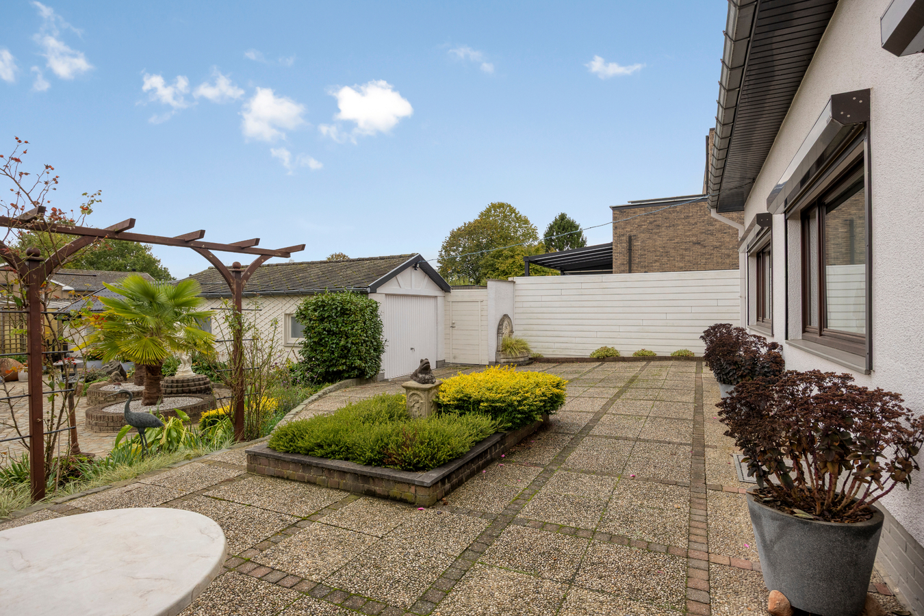 Vrijstaand landhuis voor gelijkvloers wonen. 2 slaapkamers. Tuin, berging, garage. 