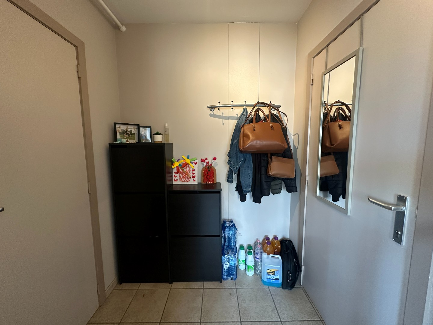 Ruim appartement met 3 slpk, terrasje en autostaanplaats, Eernegem. 
