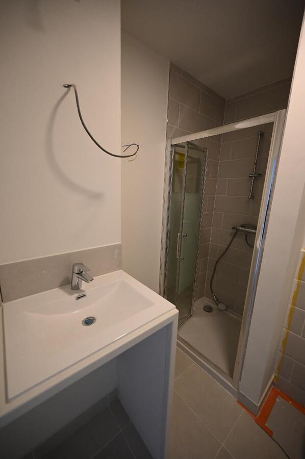 VOLLEDIG VERNIEUWD KNUS 2 SLAAPKAMER APPARTEMENT 