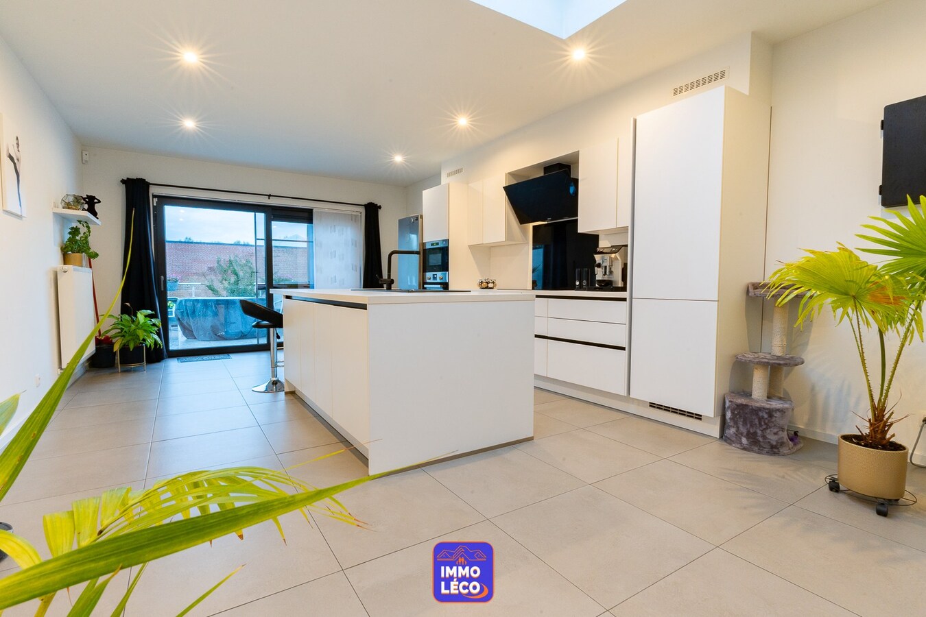 Maison entièrement rénovée avec beaux volumes, terrasse et jardin. 