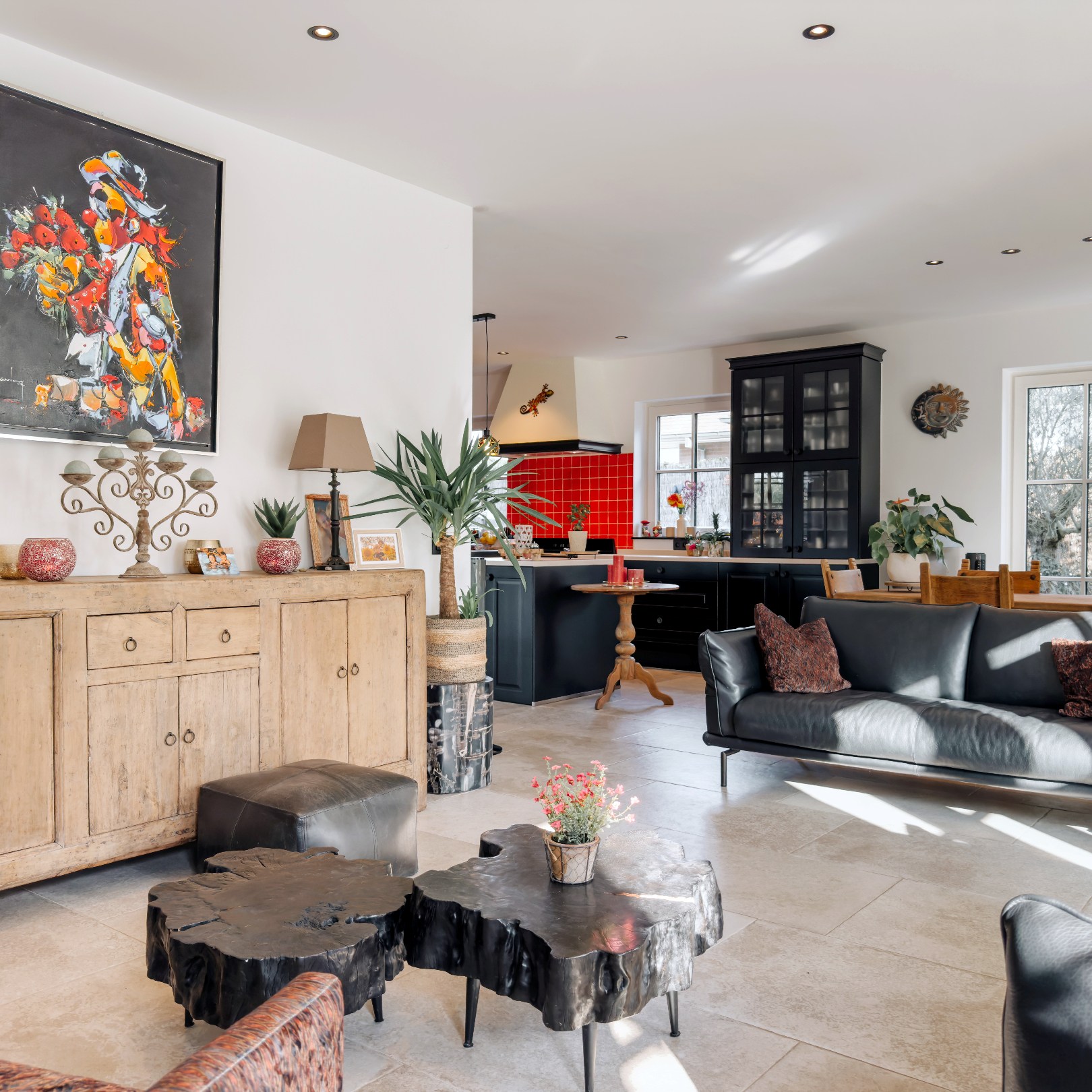 La villa récente de 2023 est située sur un terrain de 900 m², dans un havre de paix et de tranquillité. 