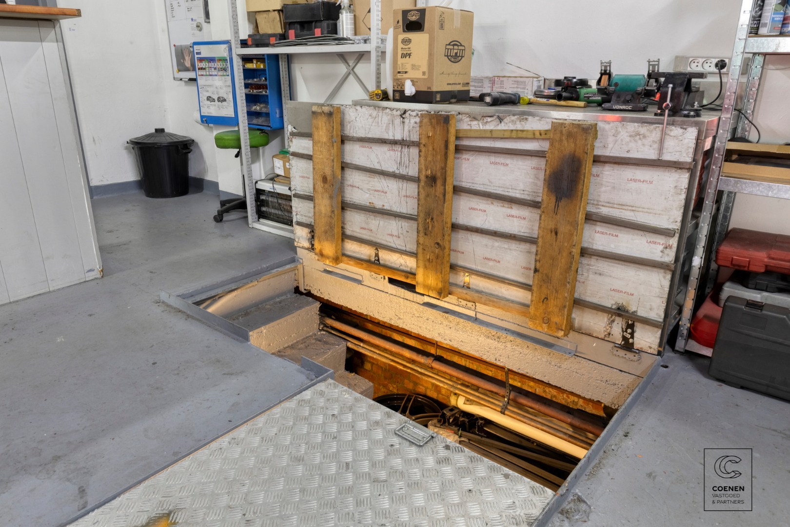 Commercieel pand/autogarage op een uitstekende locatie te Deurne! 