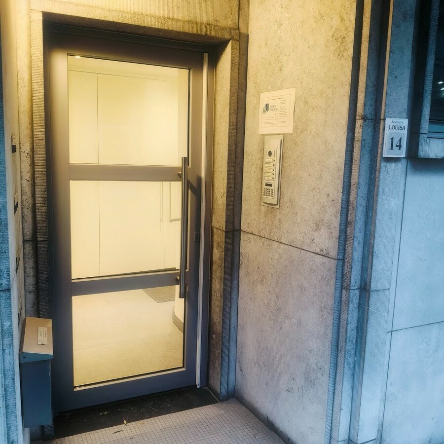 Instapklaar bemeubeld hoekappartement met 2 slaapkamers te koop in Oostende 