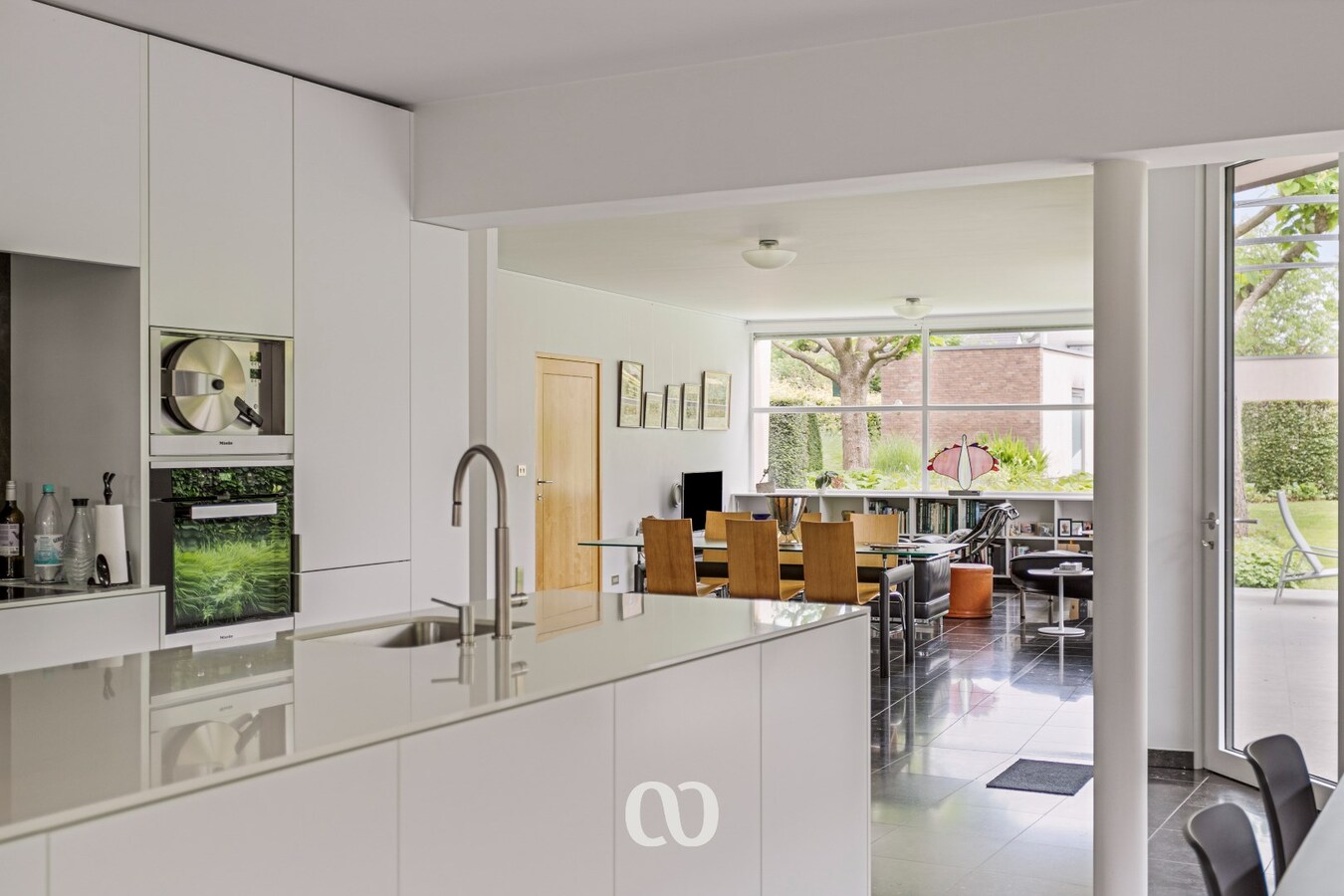 Ruime woning met prachtige tuin en bijgebouw te koop in Oudenaarde 