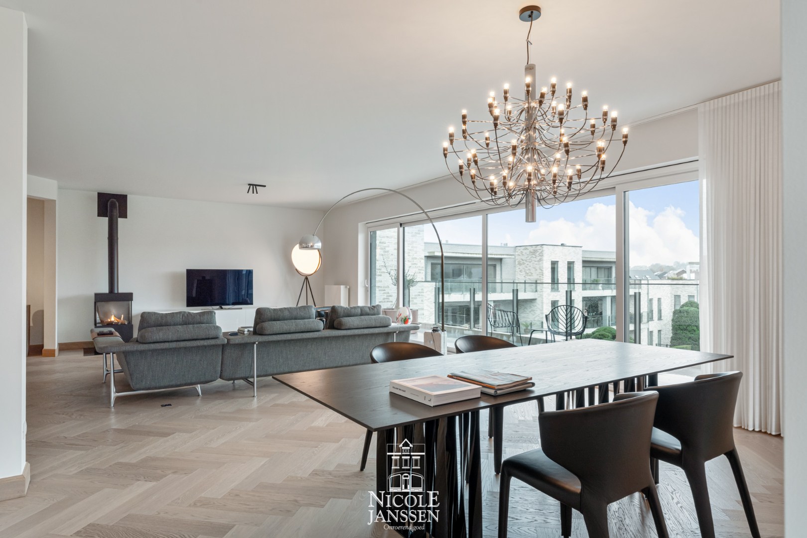 Aparte eetruimte met zicht op het terras