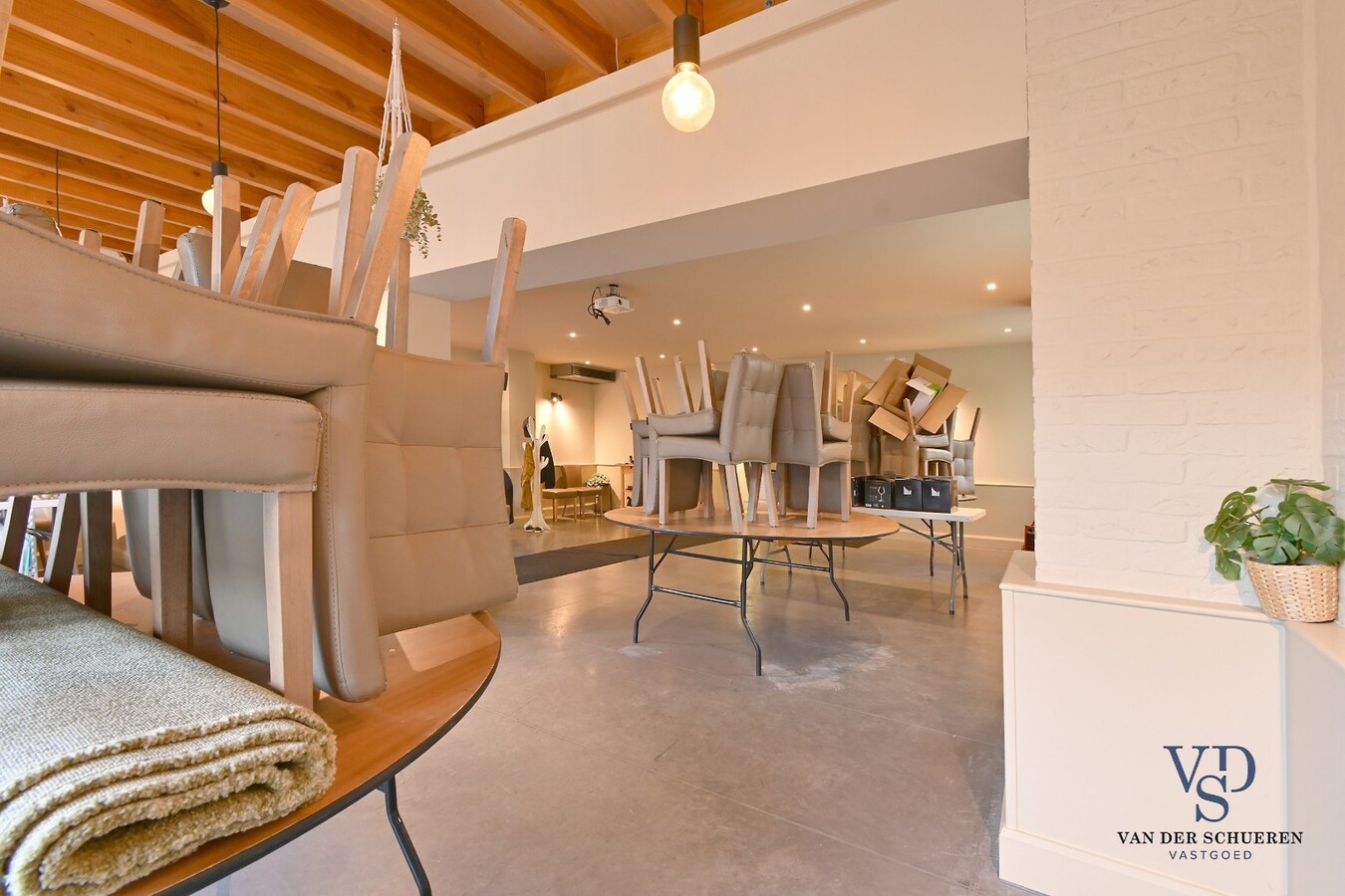 Multi-functionele eigendom op topligging. 