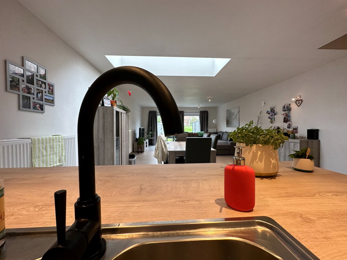 Verrassend ruime, energiezuinige woning in Centrum Houthulst 