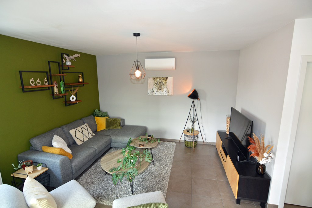 Energiezuinig duplex-appartement met 2 slpk, terras en carport met berging. 