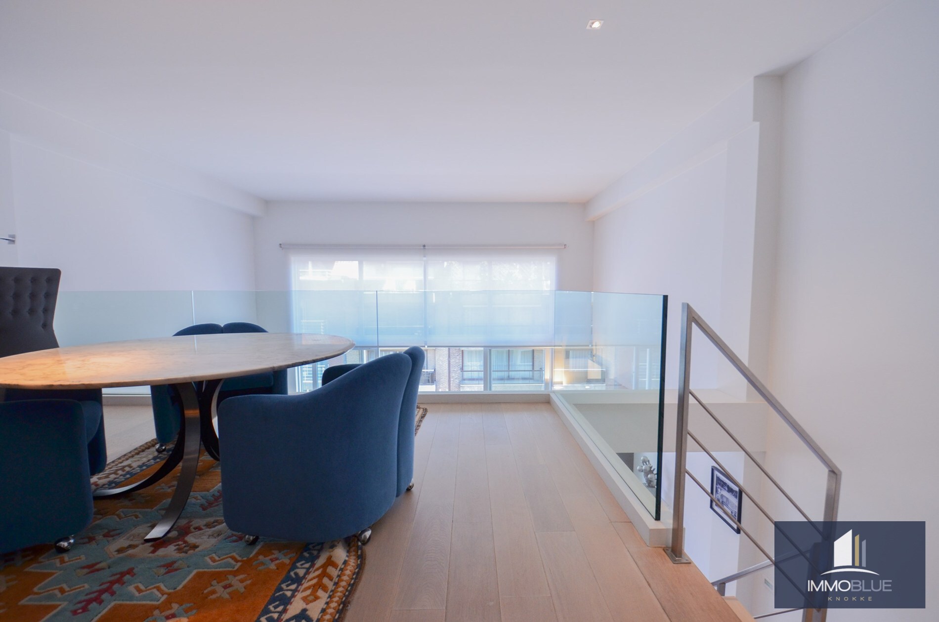 Duplex mezzanine lumineux et spacieux à louer, situé à deux pas de la mer. 