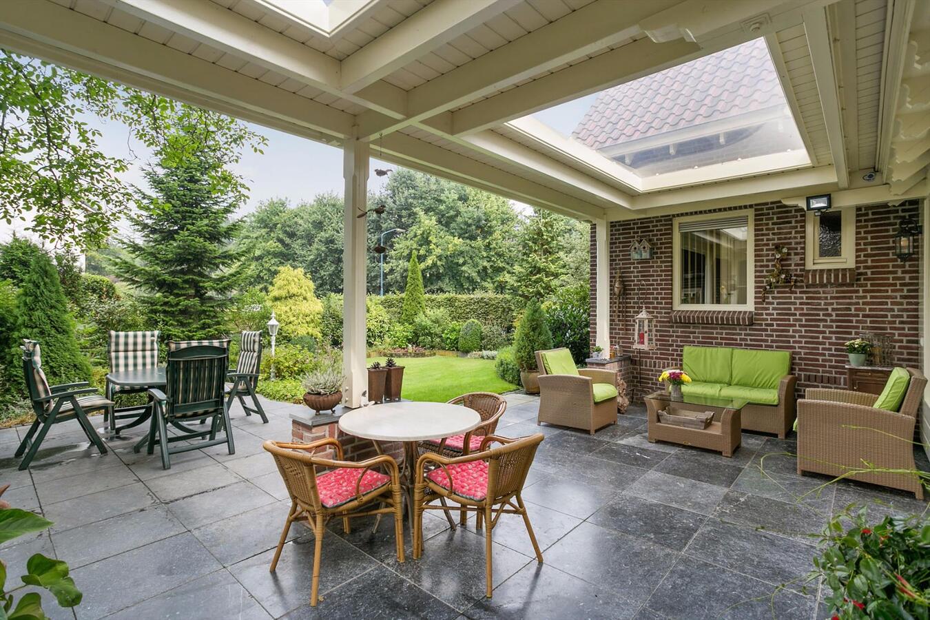 Fraai gelegen, karakteristiek vooroorlogs, vrijstaand gerenoveerd woonhuis op perceel van 1.035 m2 aan de Tonterstraat 42 te Riethoven. 