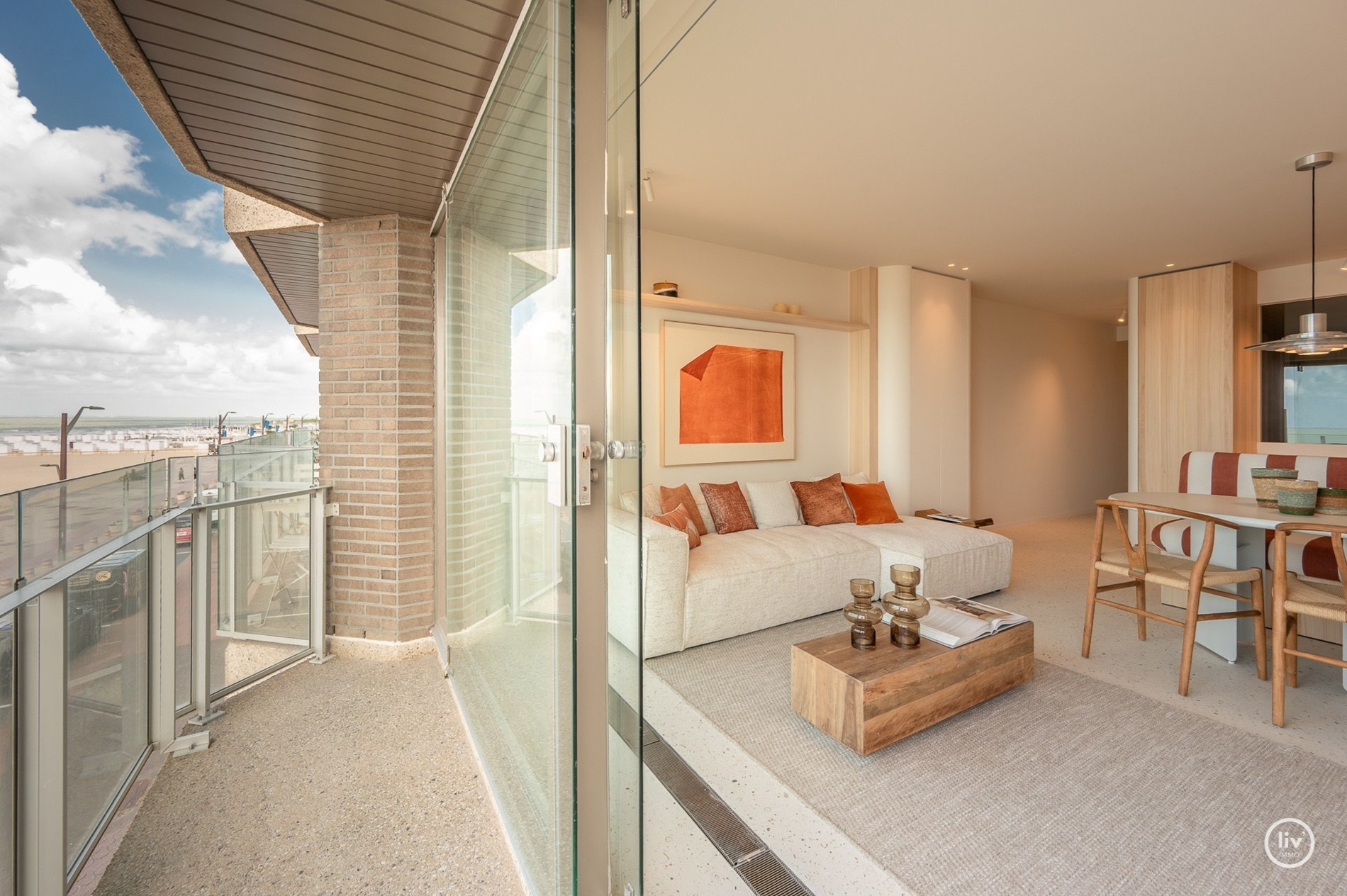 Luxueus gerenoveerd appartement met frontaal zeezicht gelegen tussen het Albertplein en de wandeldijk. 