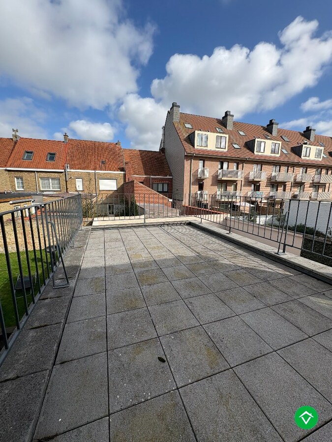 Te koop: Uniek gebouw met 2 appartementen, garage en ruime tuin – hartje Nieuwpoort-Stad 