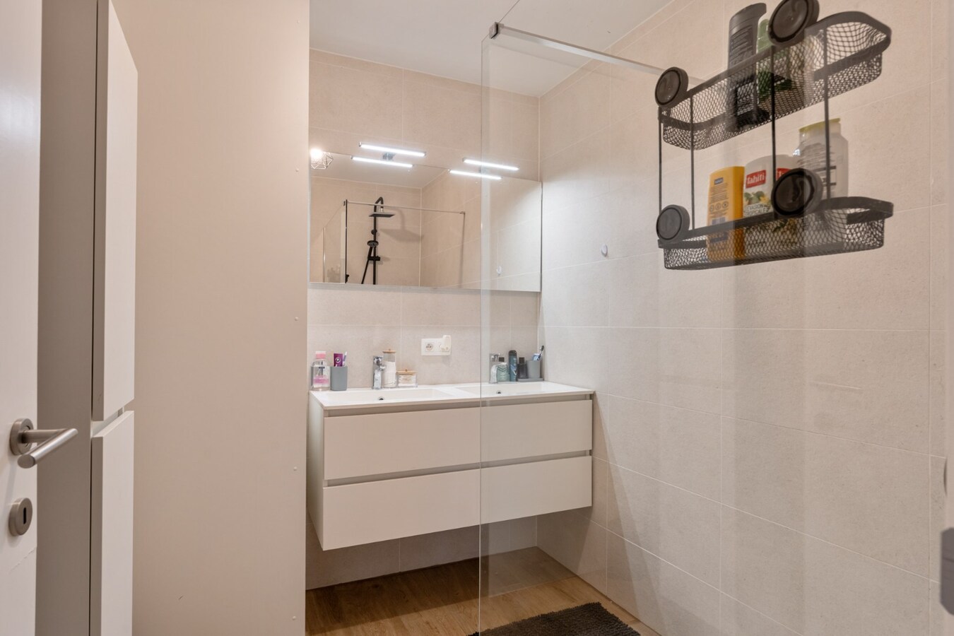 Recent, gelijkvloers appartement in een stijlvolle residentie mét ondergrondse parkeerplaats en kelderberging! 
