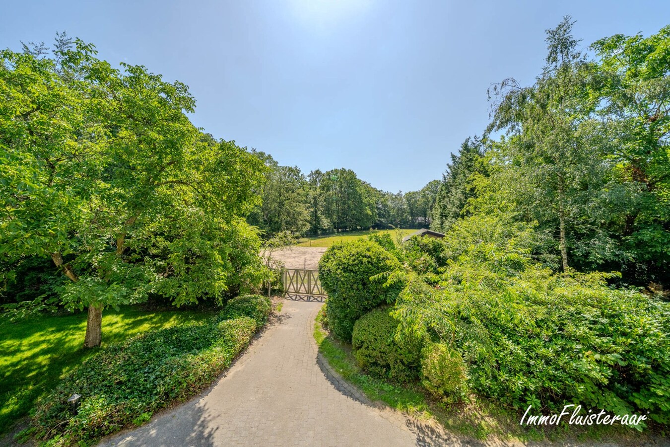 Exclusief eigendom met twee volwaardige, zelfstandige villa-woningen, een conciërgeverblijf en luxueuze paardenfaciliteiten op ruim 2 ha te Brasschaat 