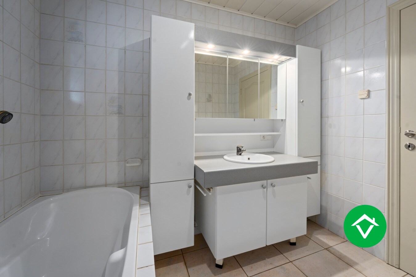 Kloeke woning met 4 slaapkamers in een woonwijk te Ichtegem. 