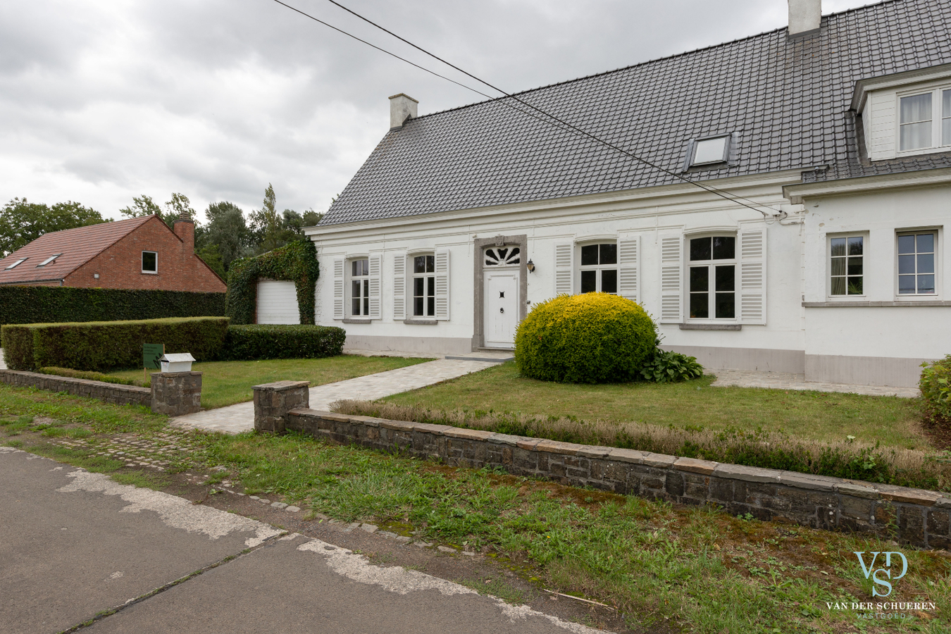 Authentiek landhuis met 5 ruime slaapkamers én gelijkvloers bureau. 