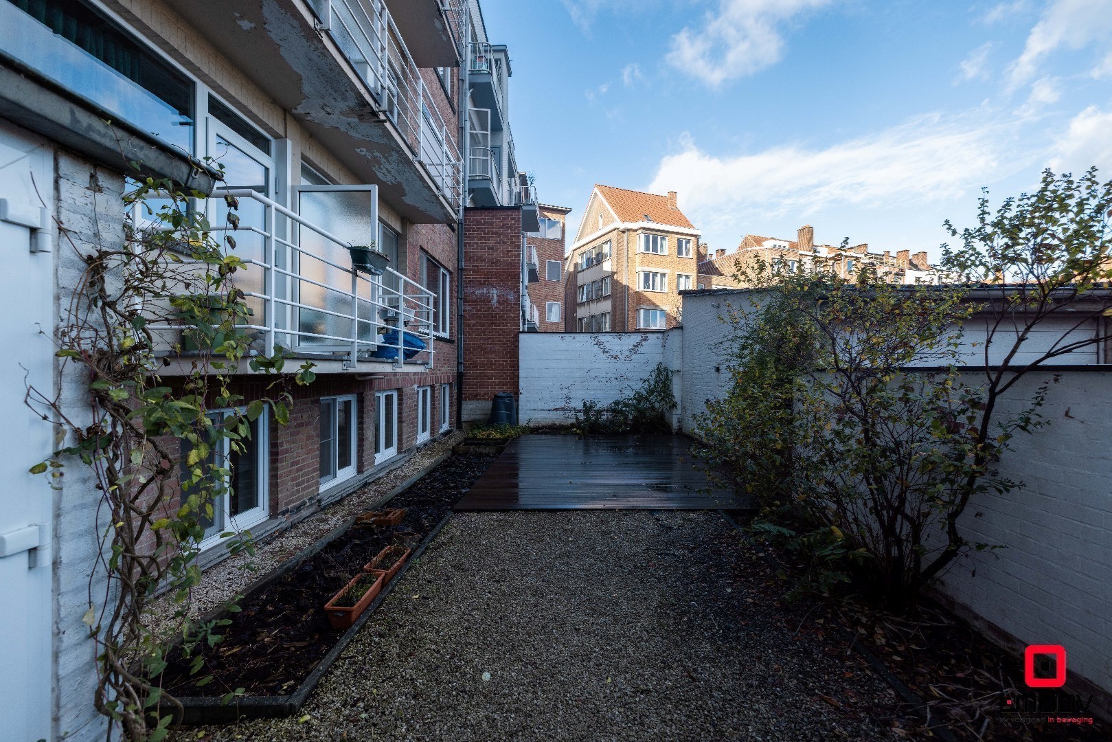 Instapklaar, lichtrijk tweeslaapkamer souterrain-appartement met groot terras &amp; garagebox in topligging – Patijntjestraat Gent 