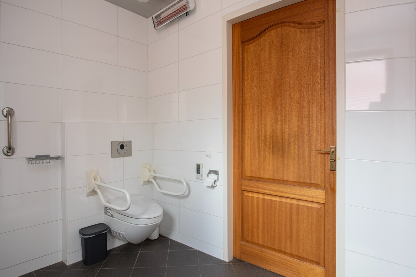 Vrijstaande degelijk gebouwde woning met inpandige dubbele garage. 