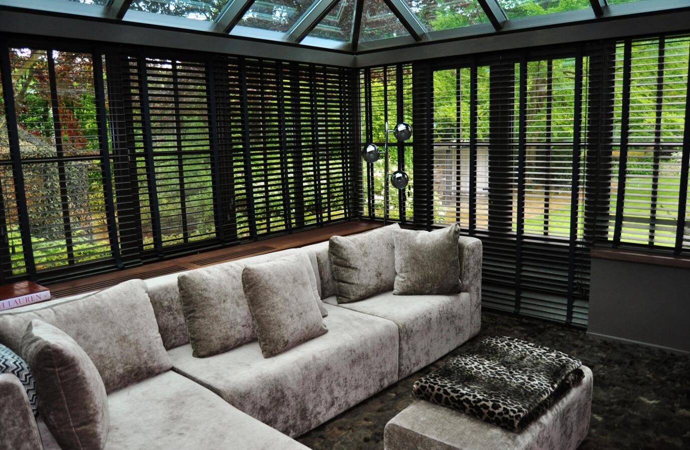 Ruime villa met stallingen en weide op 4900m² te Schoten 