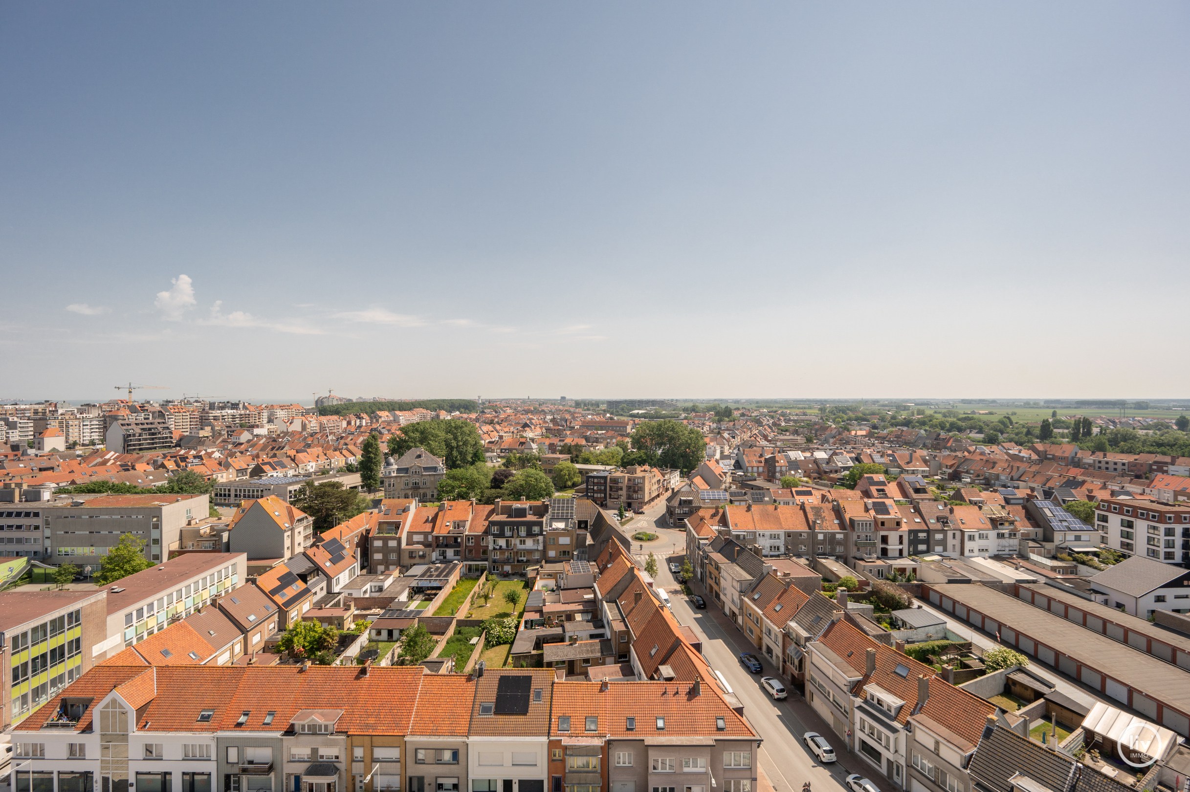 Centraal gelegen 3-kamer appartement te Res. Hoost met ruim terras genietend van zijdelings zeezicht! 