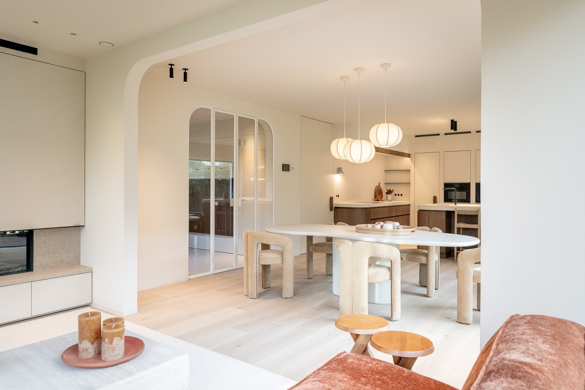 Luxueus gerenoveerde koppelvilla met zwembad in de Noordzeelaan te Knokke. 