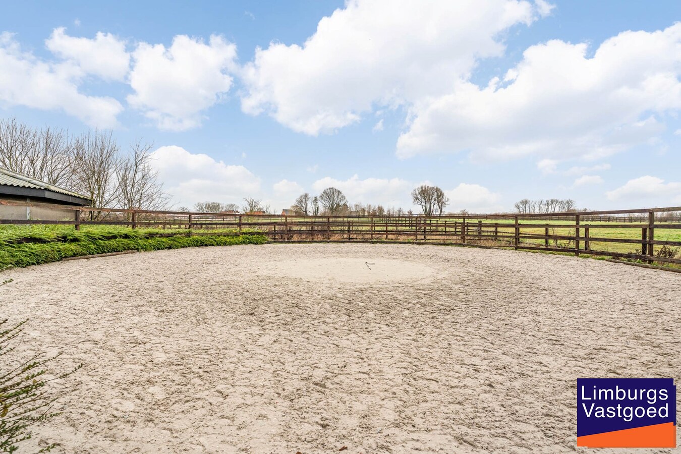 Landelijk gebouwencomplex voor paardenhouderij, op ong. 3ha 50a met stallen, weides/paddock, binnen-en buitenpiste, en woning. 