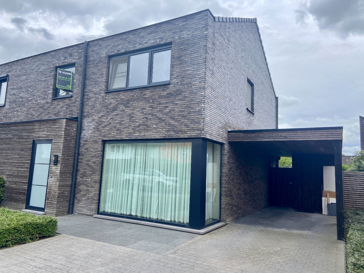 Ruime en recente halfopen bebouwing met 3 slaapkamers, carport en ruime tuin 