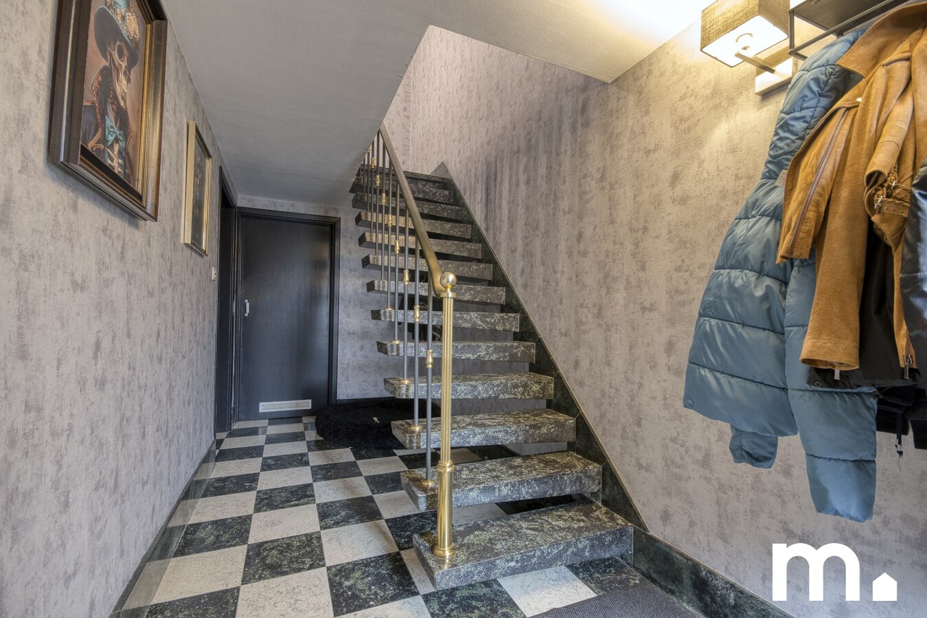 Ruime, centraal gelegen gezinswoning met garage te koop in Wevelgem ! 