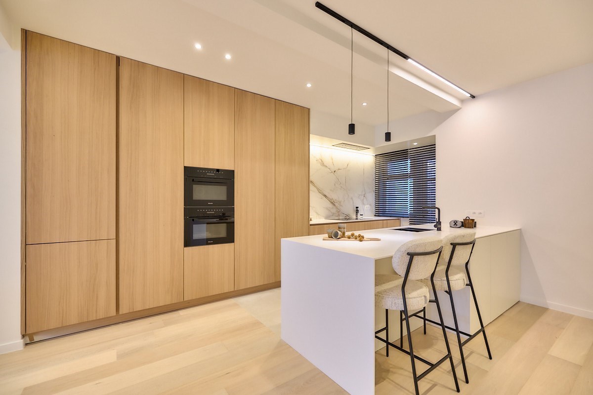 Appartement entièrement rénové avec 4 chambres, situé au centre de Knokke, près de l'avenue Dumortier, avec vue latérale sur la mer. 